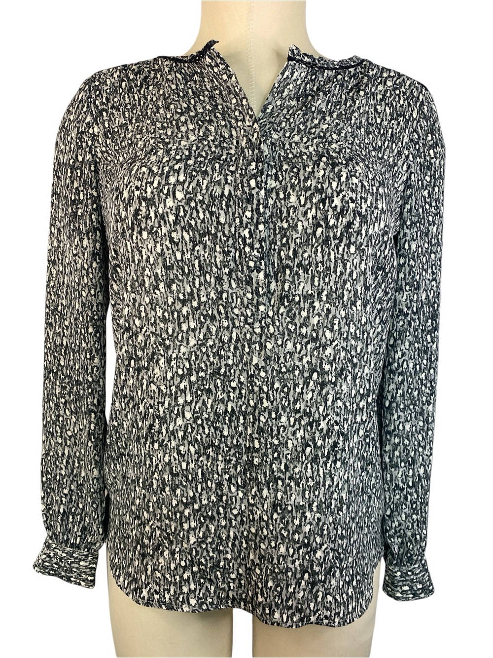 Talbots Gray and White V-Neck Patterned Top Women’s Petite
